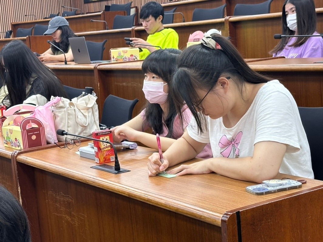 ge_zi_si_kao_yu_shu_xie_jing_ying_mei_ti_de_feng_ge_._.jpg