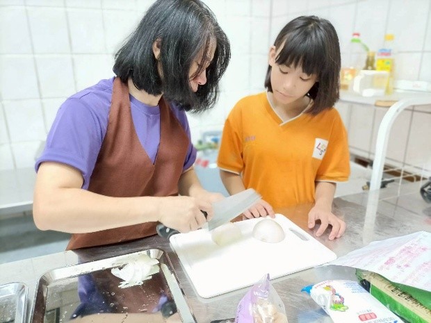 教授刀工及安全的手勢 