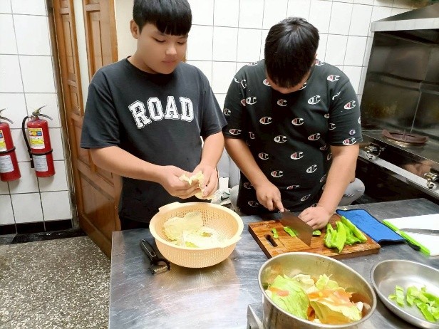 有經驗的子均會拉著健祥一起做