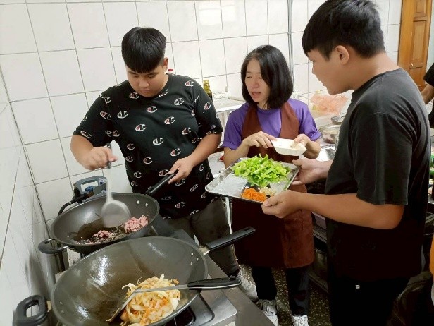 有經驗的子均會拉著健祥一起煮