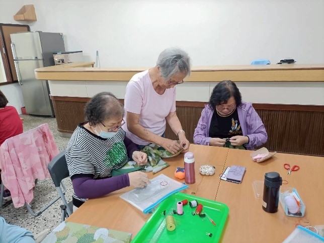 阿嬤相互教授已經會的部份,大部份阿嬤開始專注自己的作品