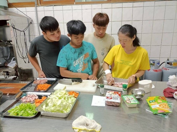 示範教學醃肉及配菜的方法 