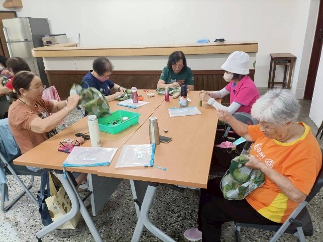 協助較慢的長者手縫製部份