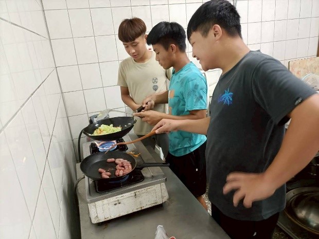 開始實際操作烹調的體驗 