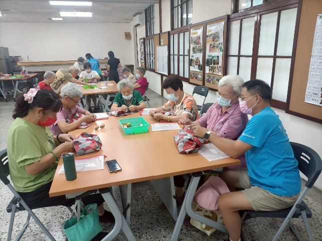 協助較有困難的長者。